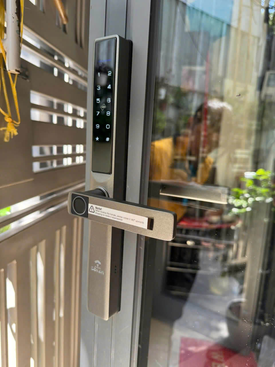 Dsmart N32T – khóa cửa vân tay cao cấp cho cửa nhôm và cửa gỗ Ảnh thực tế khóa Dsmart N32T lắp đặt hoàn thiện tại nhà khách