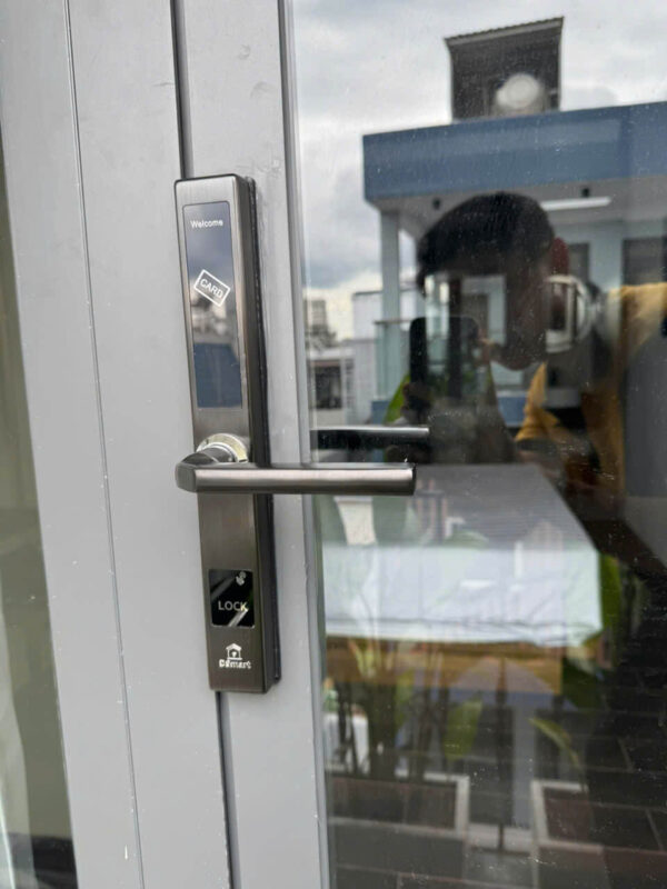 Lắp đặt khóa khách sạn thẻ từ & phần mềm quản lý tại Lá Hotel mới nhất 2025 10 khóa điện tử khách sạn cho cửa nhôm Xingfa, dùng thẻ từ, bền bỉ ngoài trời, tiết kiệm pin