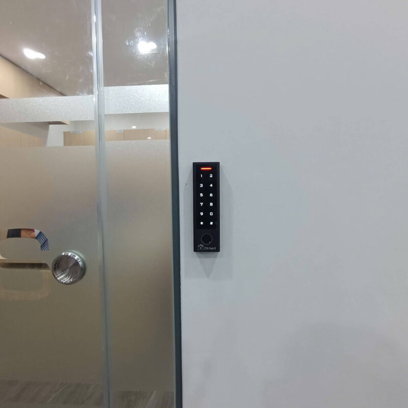 Khóa cửa kính văn phòng – Giải pháp kiểm soát ra vào bằng vân tay, thẻ từ, mã số 18 khóa vân tay cho cửa kính cường lực