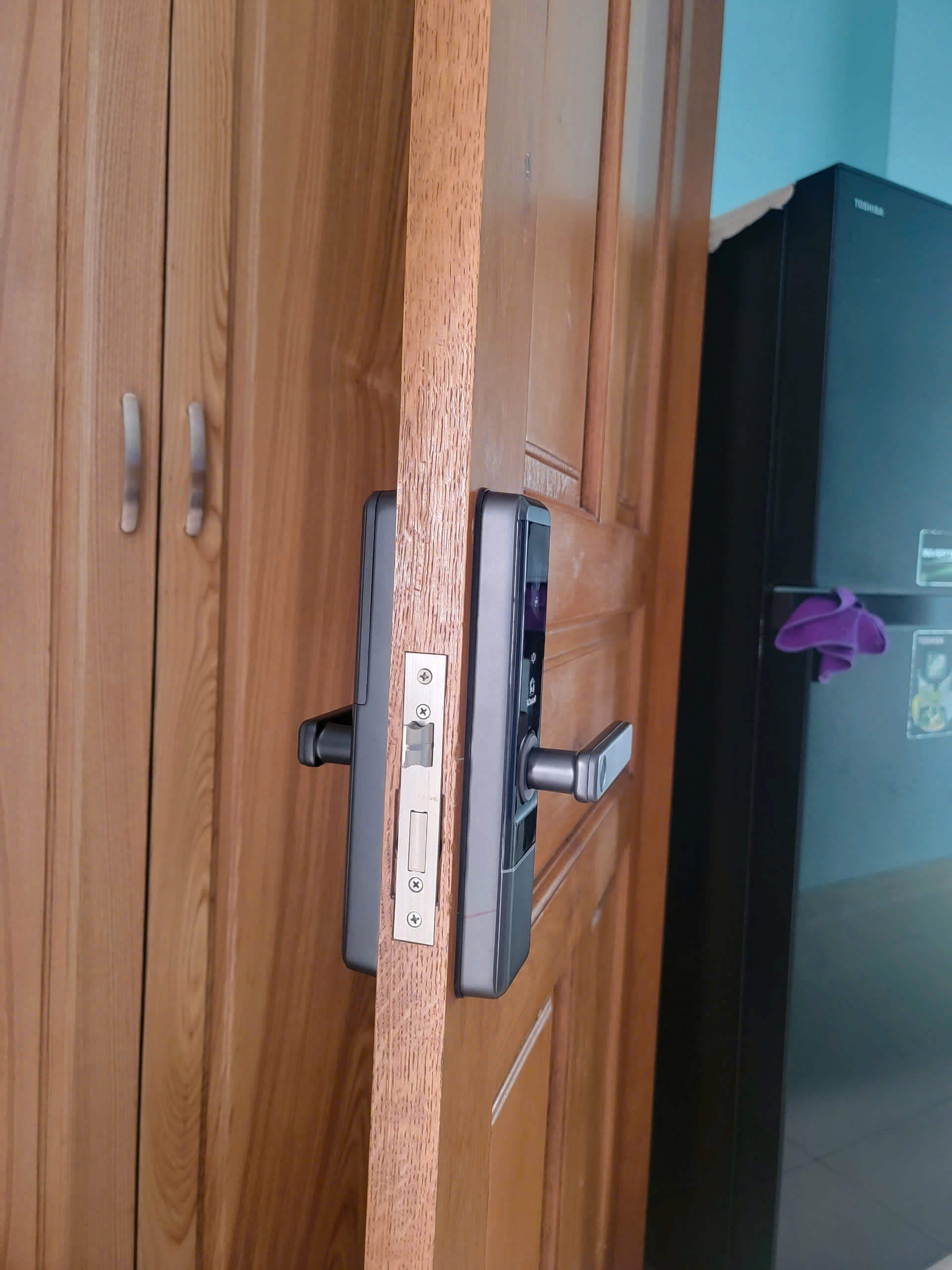 Khóa vân tay DSmart PN12T cho cửa nhôm khóa điện tử nhỏ gọn, sang trọng