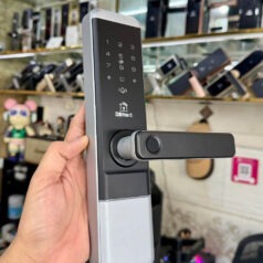 Khóa thông phòng PN12T màu bạc lắp đặt trên cửa gỗ, thiết kế hiện đại, phù hợp phòng ngủ và phòng làm việc.