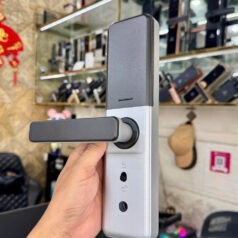 Mẫu khóa cửa PN12T màu bạc với tay gạt chắc chắn, hoàn thiện bề mặt sang trọng, phù hợp nhiều phong cách nội thất.