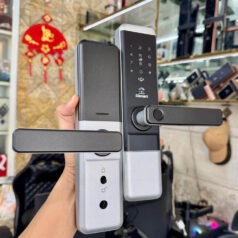 Hình ảnh khóa thông phòng PN12T màu bạc lắp trên cửa gỗ, thiết kế gọn gàng, dễ sử dụng cho không gian nội thất.