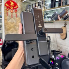 Khóa cửa PN12T màu bạc của DSmart với kiểu dáng hiện đại, phù hợp cửa phòng ngủ, phòng khách và văn phòng.