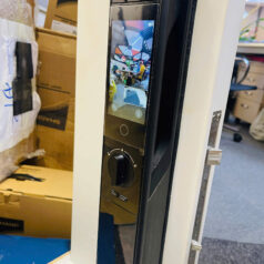 Khóa vân tay Philips DDL902-MVP-11HWS thiết kế mặt kính đen, cảm biến vân tay nhanh nhạy, phù hợp cửa gỗ cao cấp.