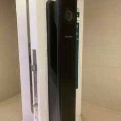Mẫu khóa điện tử Philips DDL902-MVP-11HWS trang bị 3 camera giám sát, đảm bảo an ninh toàn diện mọi góc độ.