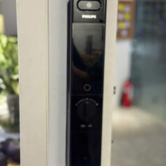 Hình ảnh mặt trước khóa vân tay Philips DDL902-MVP-11HWS với camera và cảm biến nhận diện khuôn mặt.