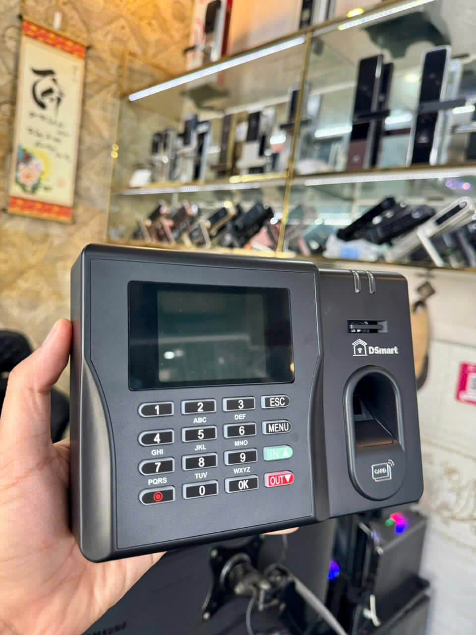 DSmart D68R chấm công vân tay kết hợp mở cửa DSmart D68R chấm công vân tay tích hợp kiểm soát ra vào chấm công và đóng mở cửa an ninh