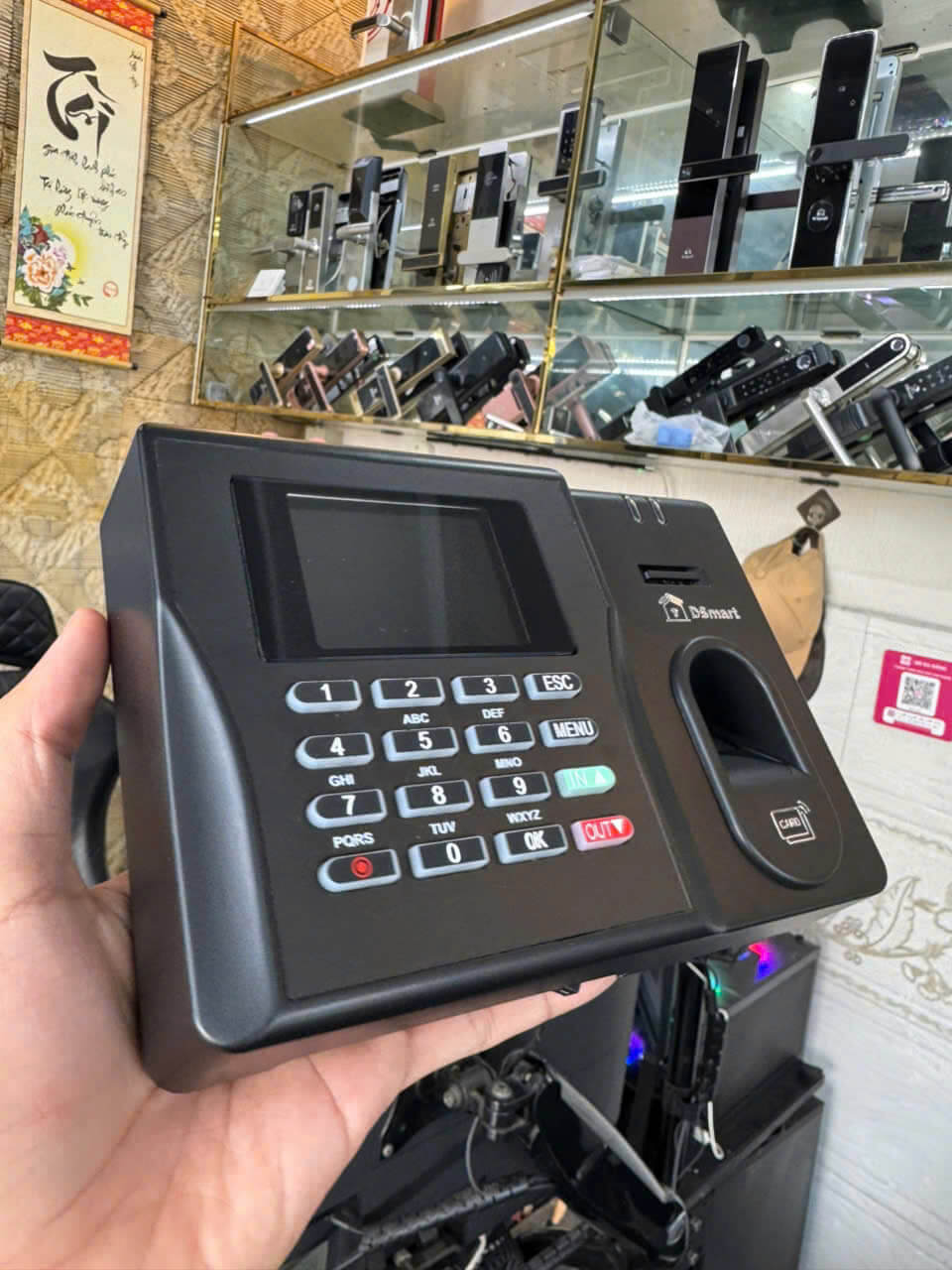 Thiết bị kiểm soát ra vào chấm công DSmart D68R Thiết bị kiểm soát ra vào chấm công DSmart D68R hỗ trợ vân tay thẻ cảm ứng và mật khẩu