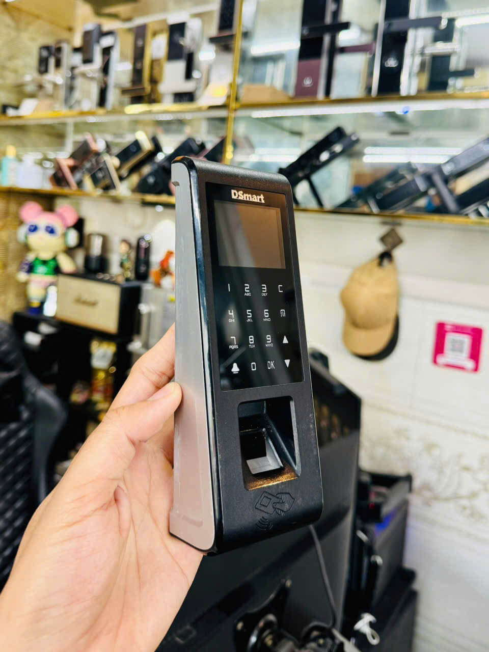 Máy chấm công DSmart D79R cho nhà xưởng Máy chấm công DSmart D79R phù hợp nhà xưởng cửa hàng kiểm soát ra vào chấm công