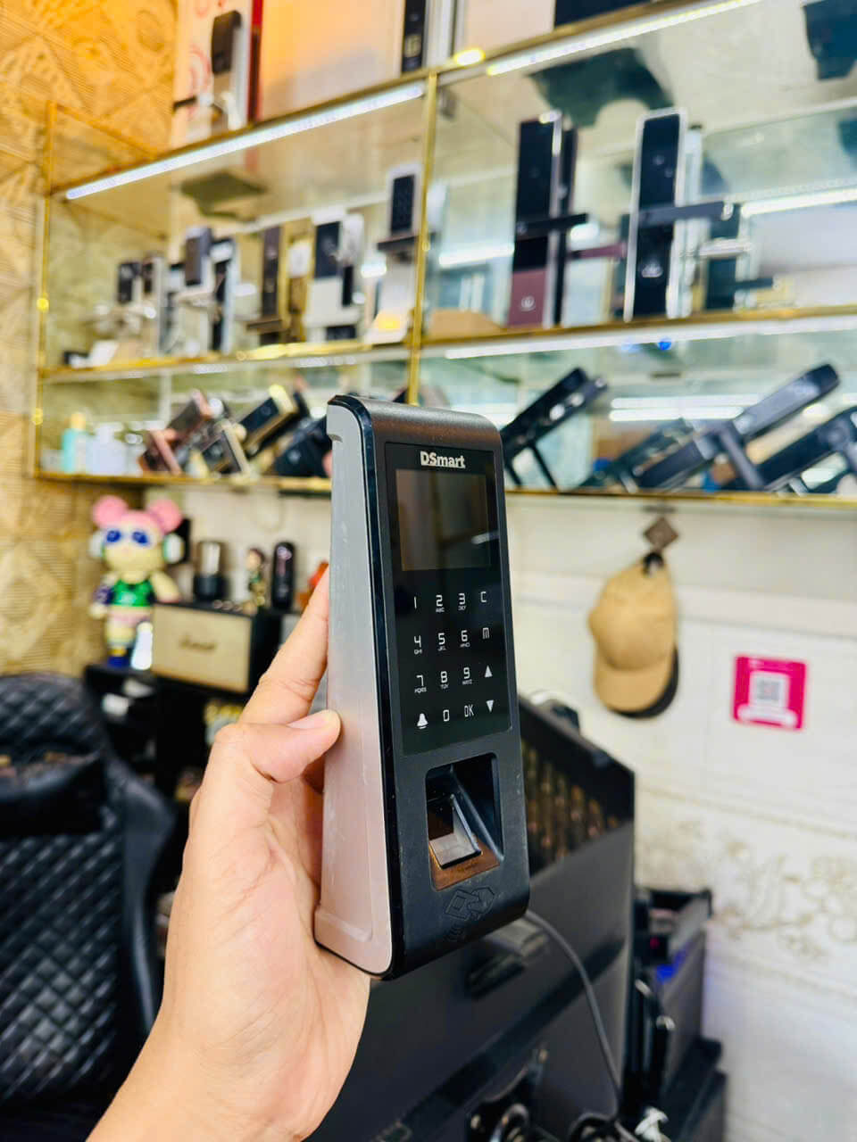 Máy chấm công DSmart D79R màn hình màu Máy chấm công DSmart D79R màn hình màu dễ thao tác quản lý nhân sự