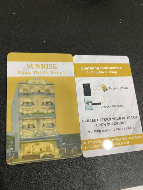 Thẻ Từ Khách Sạn Là Gì? Cách Hoạt Động & Quản Lý Hotel Lock 2026 1 Thẻ RFID khách sạn in logo theo yêu cầu cho khách sạn và resort