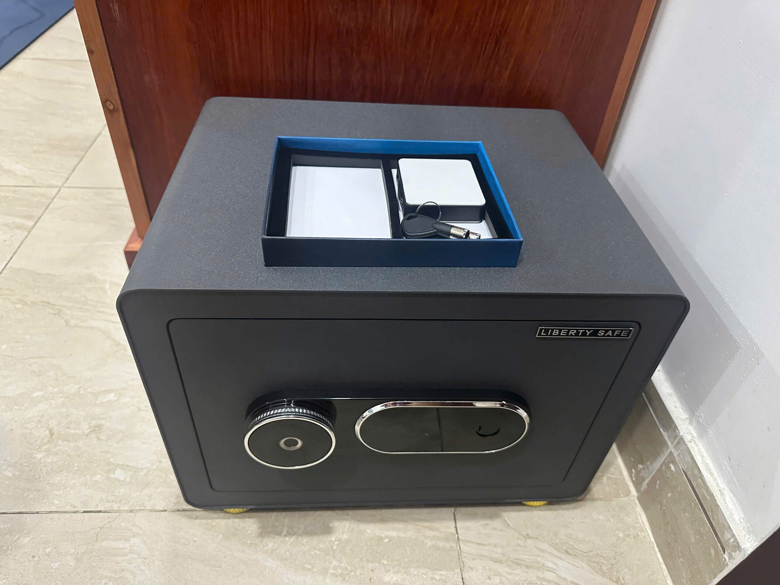 Két sắt Liberty LB30S thông minh kết nối điện thoại mở bằng vân tay Két sắt Liberty LB30S thông minh kết nối điện thoại mở bằng vân tay