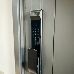 Mặt trước khóa vân tay PLA39Y màn hình cảm ứng hiện đại