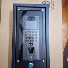 Hình ảnh thực tế lắp hộp che mưa cho đầu đọc kiểm soát ra vào giúp thiết bị hoạt động ổn định trong mọi thời tiết