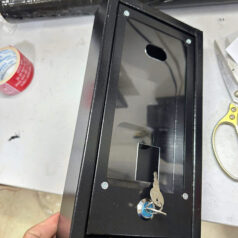 Cận cảnh hộp che mưa kín cho đầu đọc Face ID với thiết kế chắc chắn, chống bụi và hạn chế nước mưa xâm nhập