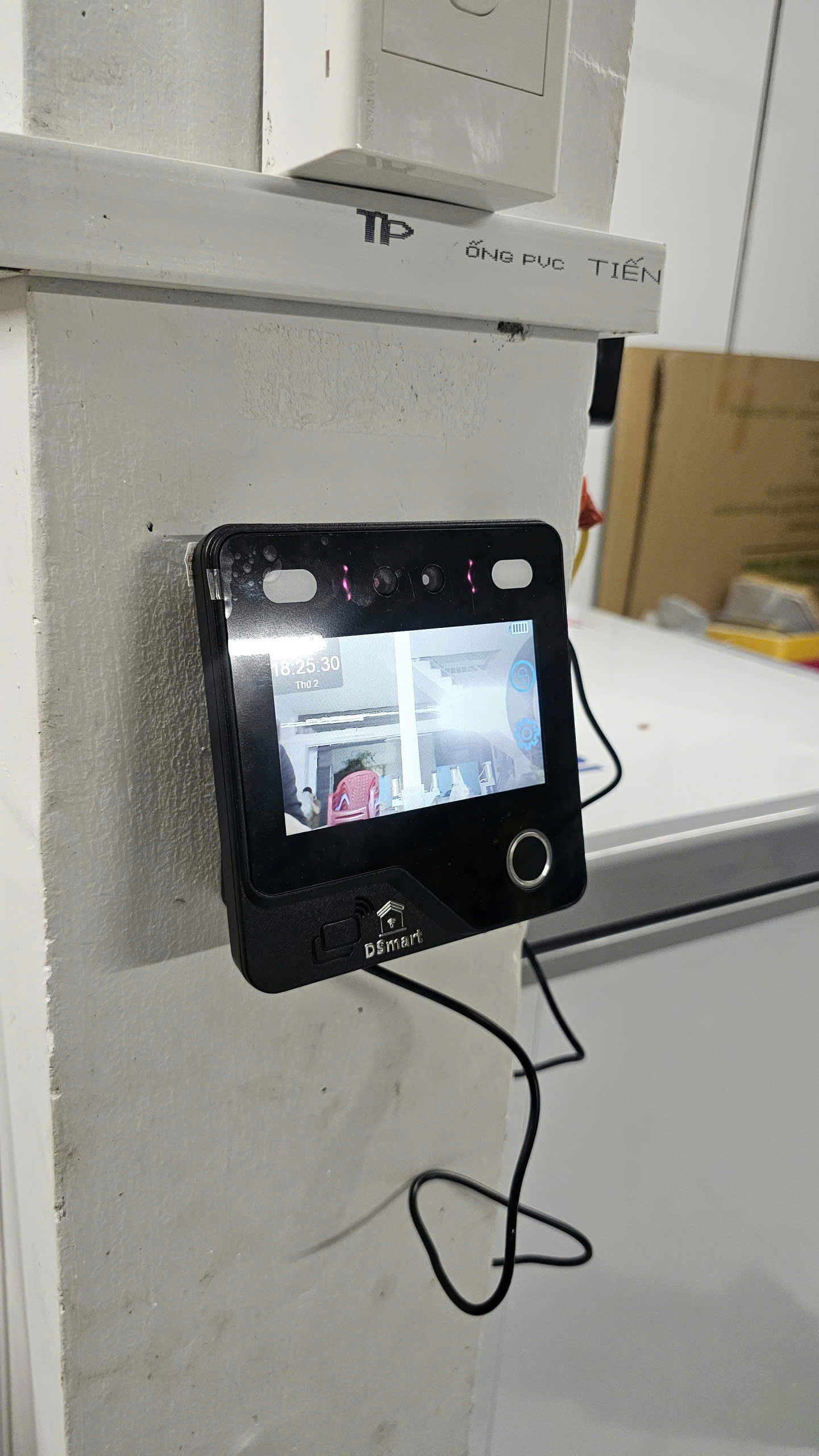 Máy Chấm Công Face ID DSmart DA12R-F Chính Hãng Máy chấm công Face ID DSmart DA12R-F tích hợp nhận diện khuôn mặt AI và kiểm soát cửa ra vào