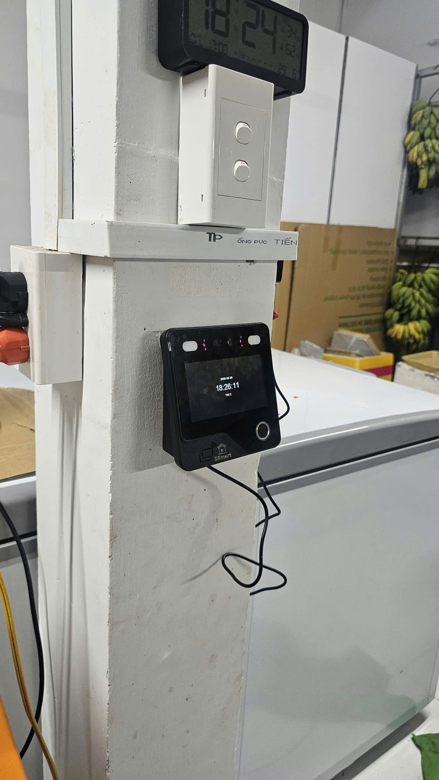 Máy Chấm Công WiFi DSmart DA12R-F Quản Lý Từ Xa Máy chấm công kết nối WiFi, TCP/IP và đồng bộ dữ liệu Cloud giúp quản lý chấm công hiệu quả