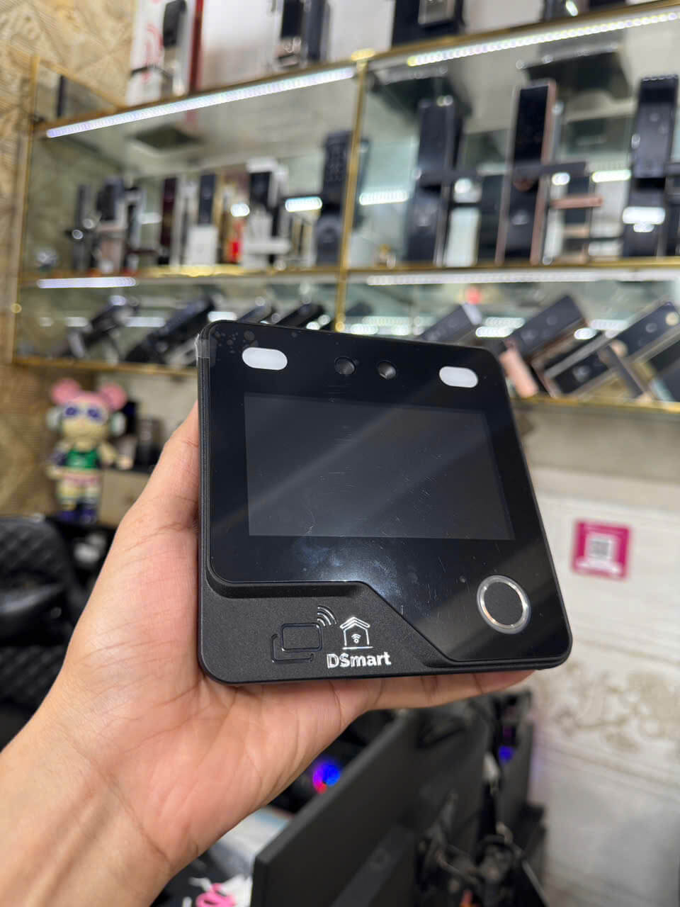 Màn Hình Cảm Ứng Máy Chấm Công Face ID DSmart DA12R-F Cận cảnh màn hình cảm ứng 4.3 inch của máy chấm công DSmart DA12R-F với giao diện trực quan, dễ sử dụng