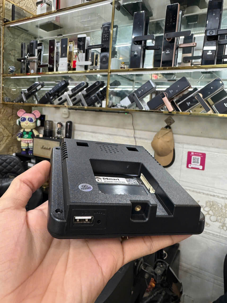 Camera AI Nhận Diện Khuôn Mặt Máy Chấm Công DSmart DA12R-F Camera AI hồng ngoại trên máy chấm công Face ID DSmart DA12R-F giúp nhận diện khuôn mặt nhanh, chính xác và chống giả mạo hiệu quả