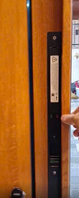 ttlock-khoa-truot-lua-xingfa.jpg Hình ảnh lắp đặt khóa điện tử cửa trượt lùa quay Xingfa thực tế