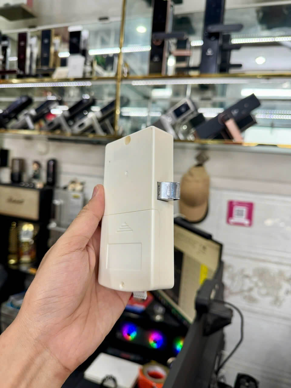 lap-dat-khoa-tu-dsmart-kt09c.jpg Lắp đặt khóa cửa tủ DSmart KT09C cho tủ locker thực tế